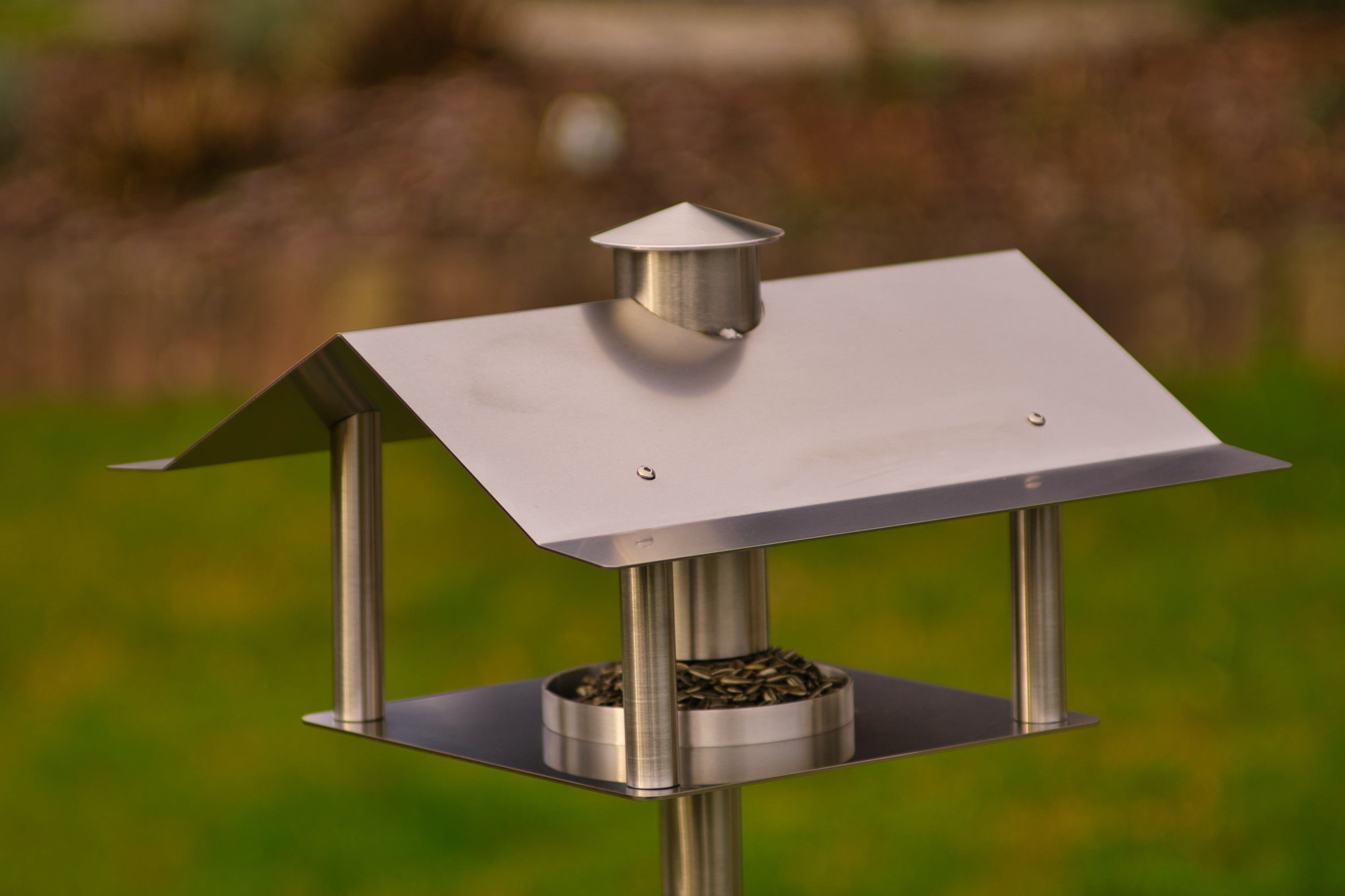 Vogelfutterhaus aus Edelstahl stehend mit Standstab - Steelbutze